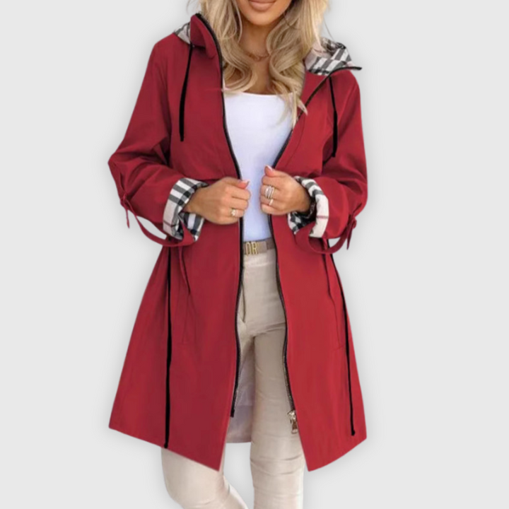Abrigo largo con capucha y detalles elegantes
