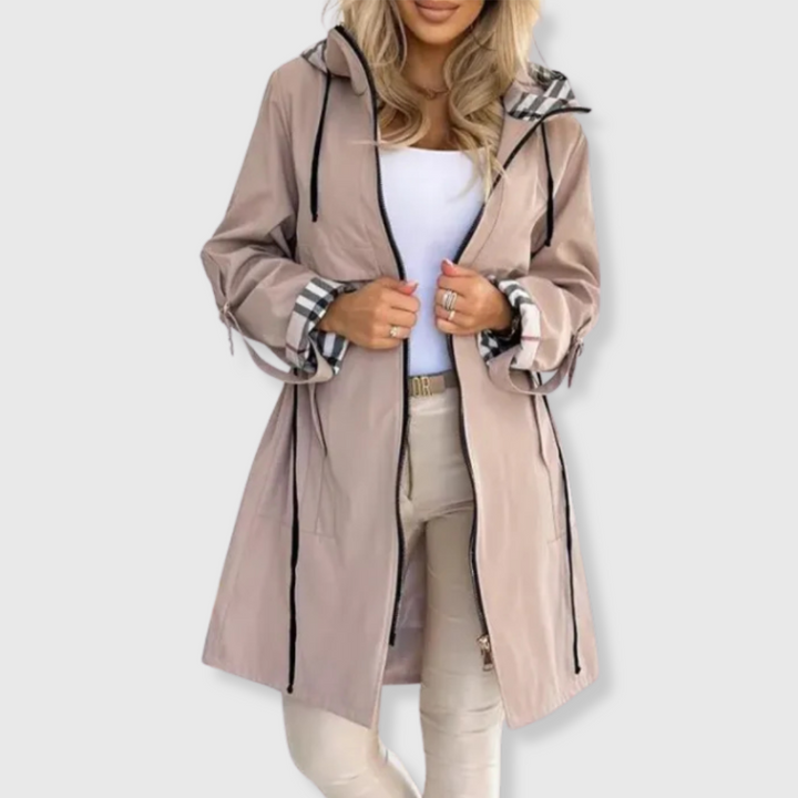 Abrigo largo con capucha y detalles elegantes