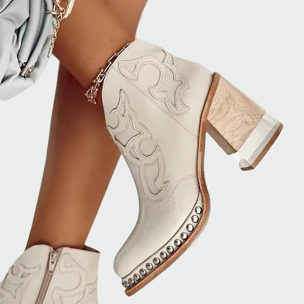 Botas de cuero con bordado