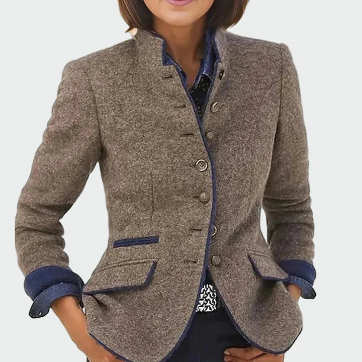 Chaqueta corta elegante con bolsillos