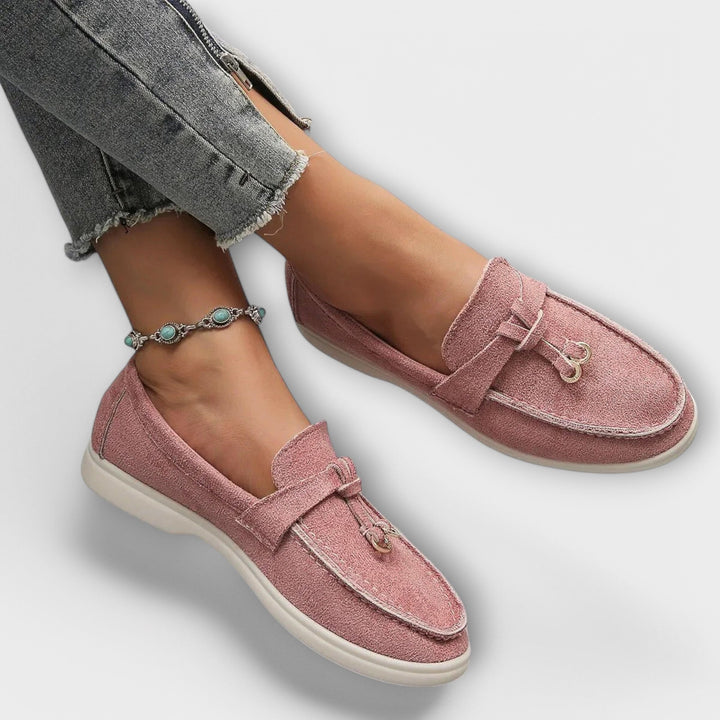Mocasines femeninos beige con lazo decorativo