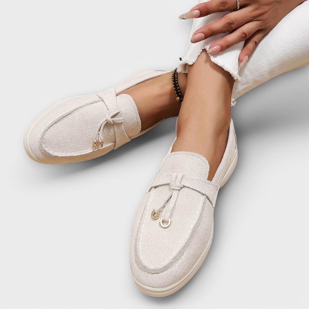 Mocasines femeninos beige con lazo decorativo