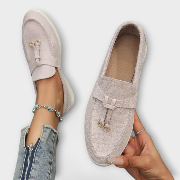Mocasines femeninos beige con lazo decorativo