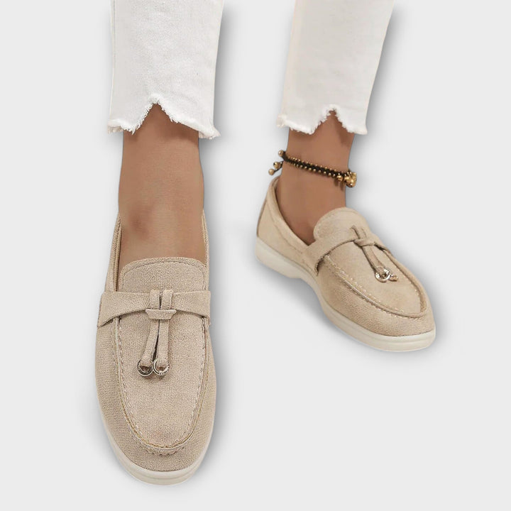 Mocasines femeninos beige con lazo decorativo
