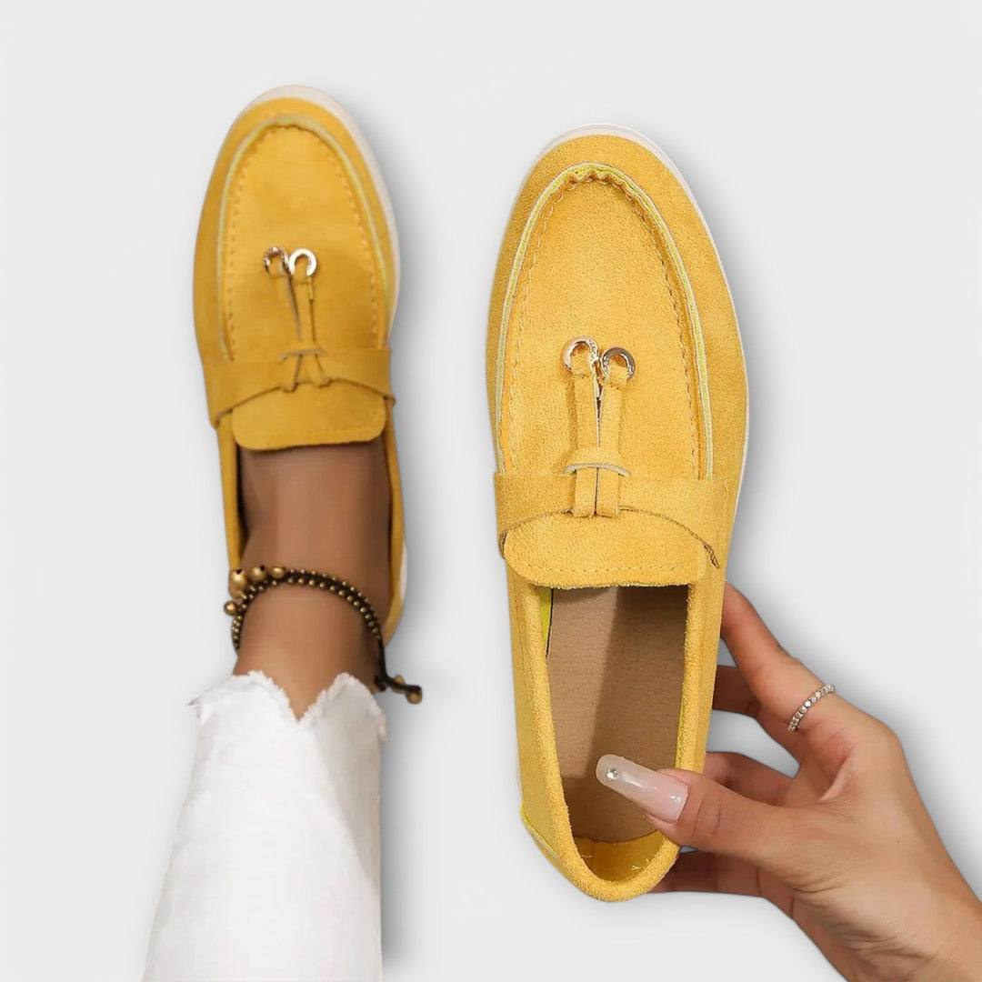 Mocasines femeninos beige con lazo decorativo