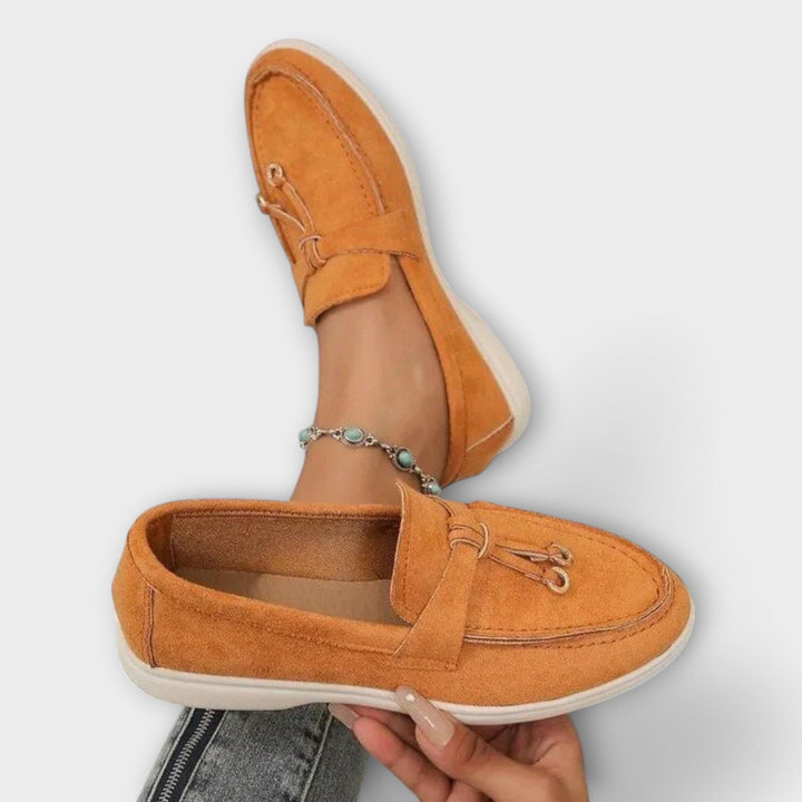 Mocasines femeninos beige con lazo decorativo