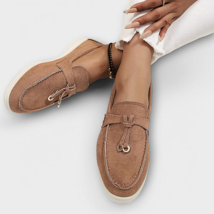 Mocasines femeninos beige con lazo decorativo