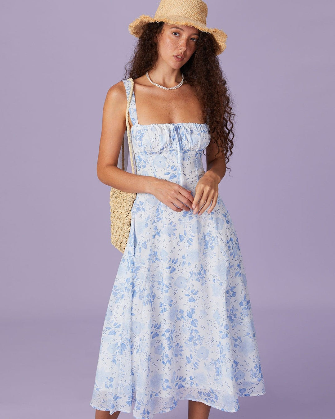 Renata | El vestido midi azul con estampado floral, escote cuadrado y fruncido
